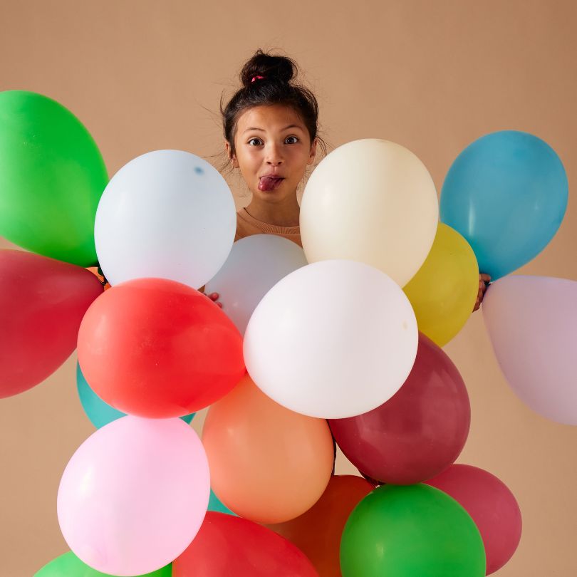 Mädchen mit ganz vielen Luftballons