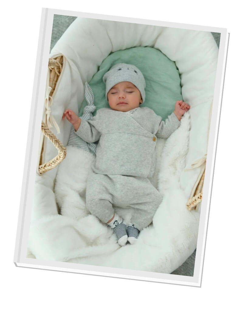 schlafendes Baby in Bio-Schlafanzug